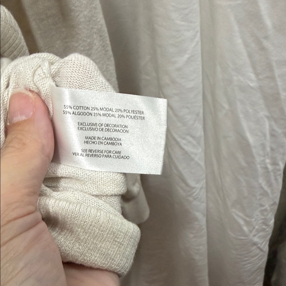 GAP Off-White V-Neck Pullover - Picture 4 of 4